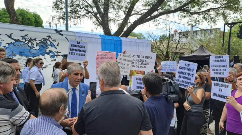 El reclamo docente se hizo sentir en el acto de Malvinas 