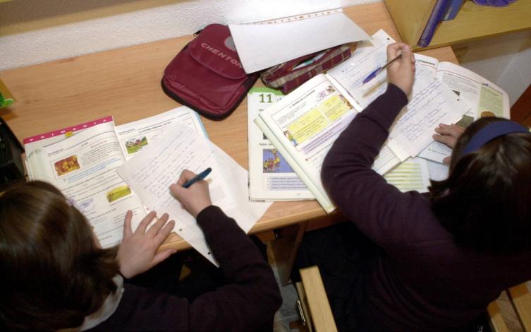 Multas y arresto a padres que no acrediten faltas de hijos al colegio