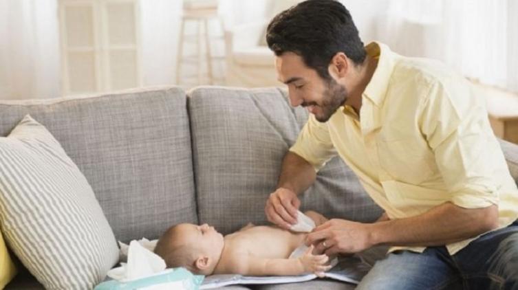 Amplían a 45 días la licencia por paternidad para estatales
