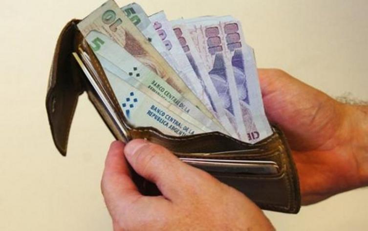 El salario perdió 12,5 puntos contra la inflación en un año