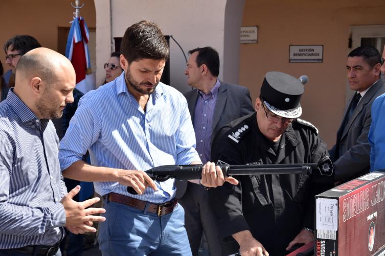 Pullaro entregó armas a la Policía de Santa Fe 