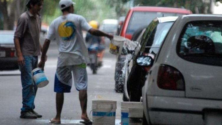 El PRO quiere prohibir a los “trapitos” en Rosario