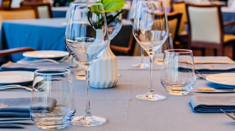 Es ilegal el cobro del servicio de mesa en restoranes