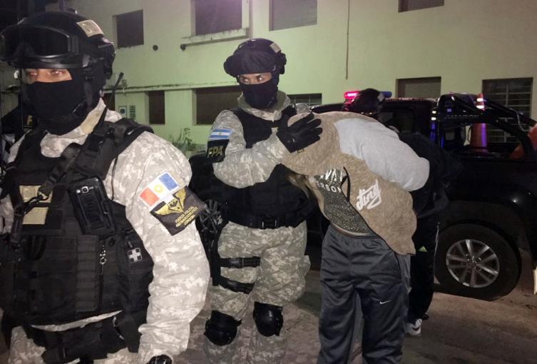 Vendían drogas y escuchaban la frecuencia policial