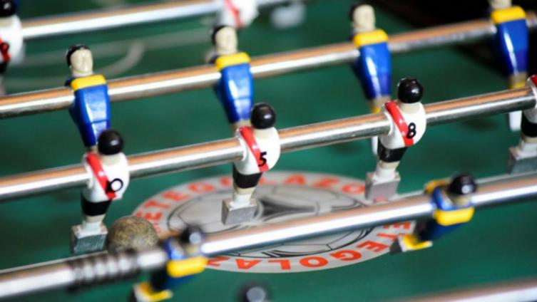 Salteño inventó un metegol para personas no videntes