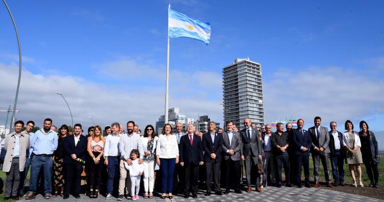 Rosario tiene el primer megamástil de la bandera