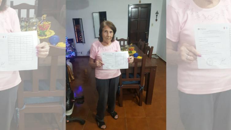 Se recibió del primario a los 84 años