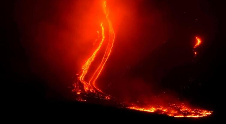 El volcán Etna continúa emitiendo gases y lava