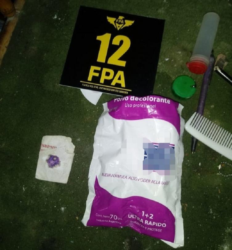 Estiraba cocaína con decolorante para cabellos