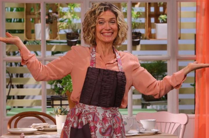 Maru Botana “enganchada” de la luz en su local de comidas