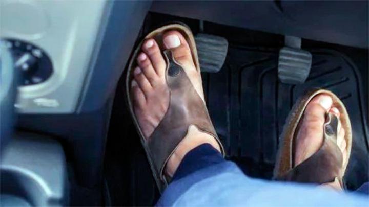 Multaron a un mendocino por manejar en sandalias