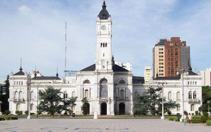 Prohíben a empleadas usar polleras cortas o escote