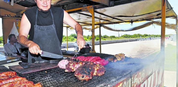 Adiós al choripán: no habilitarán más parrillas en la calle