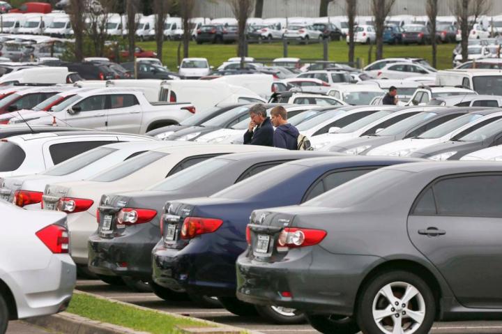 La venta de autos 0km se desplomó un 50 % en enero