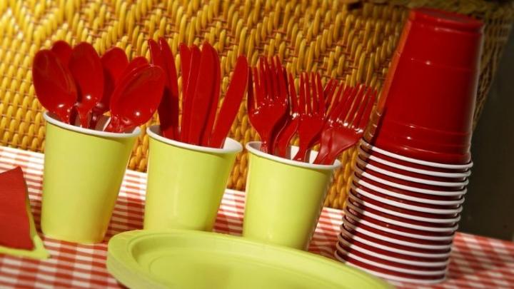 Europa: será ilegal vender pajitas y cubiertos de plástico