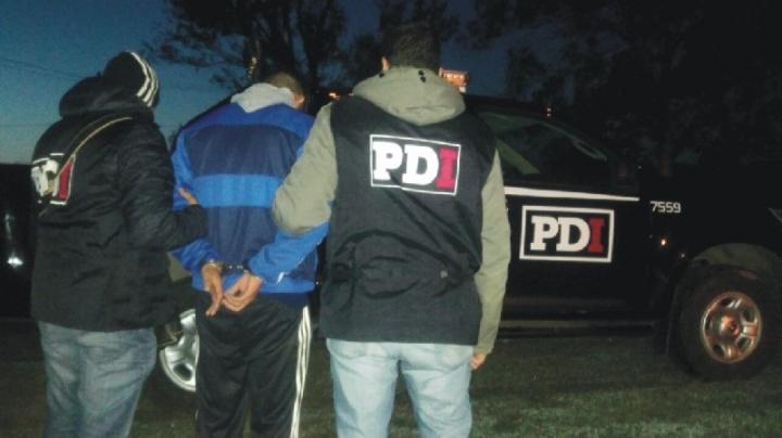 Detienen a tres personas con arma de guerra