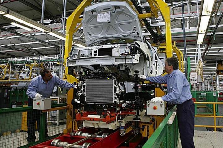  Renault suspendió a 1.500 empleados 