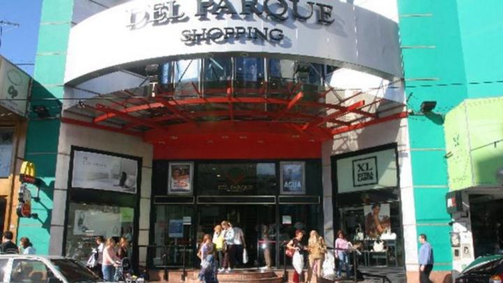 Cierra un shopping y 200 empleados quedan en la calle