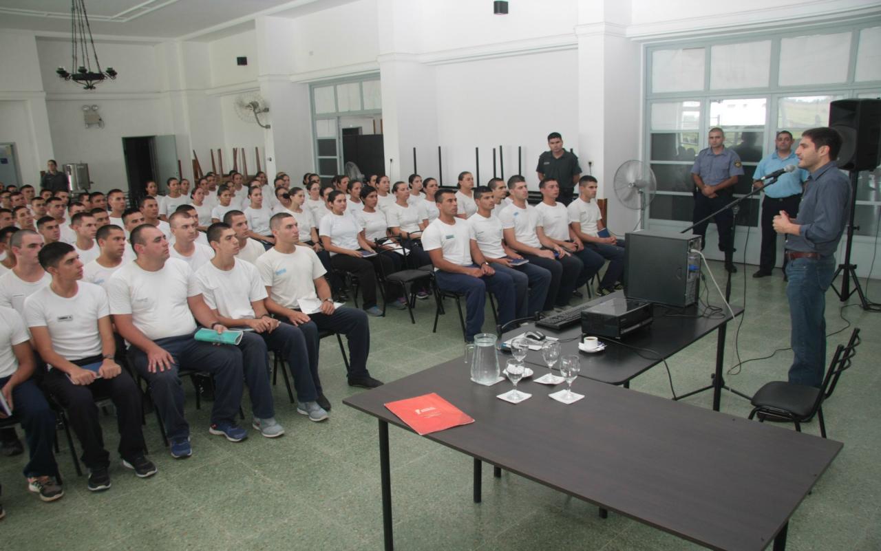 Capacitan a cadetes de policía para actuar en emergencias hídricas