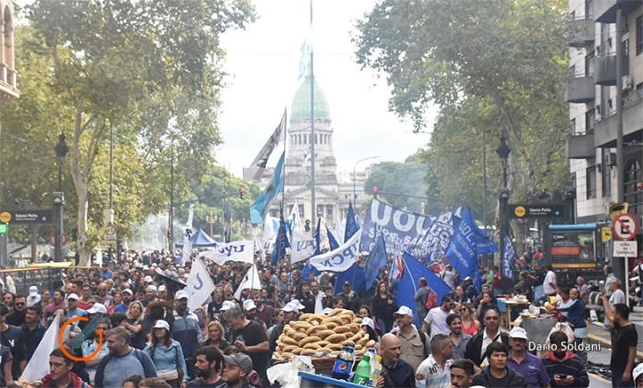 Multitudinaria marcha contra la política del Gobierno