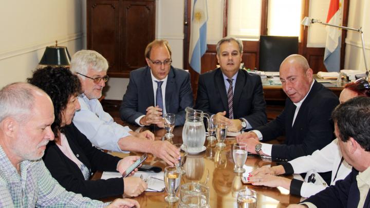 Santa Fe: aumento salarial del 15 % y cláusula gatillo