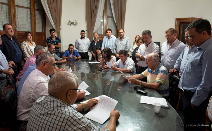 Municipales e intendentes aceptaron la política salarial 2019