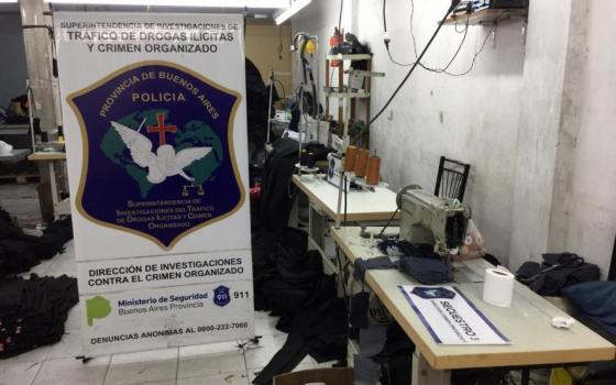 Bolivianos sometidos a trabajo esclavo en un taller textil