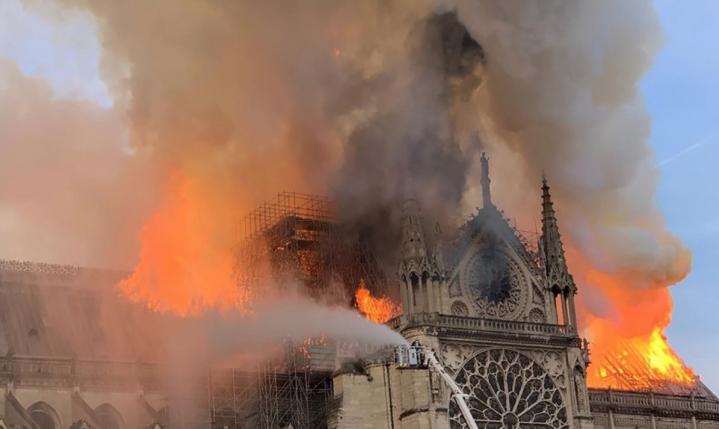 Se incendia la catedral Notre Dame en París