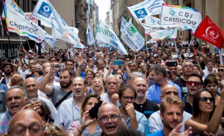Los bancos no abrirán al público el 30 de abril y el 1 de mayo