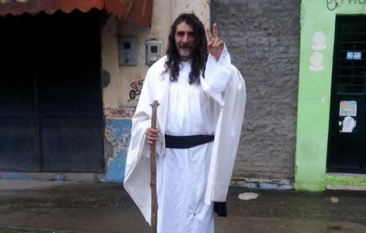 Candidato a concejal recorre las calles vestido de Jesús