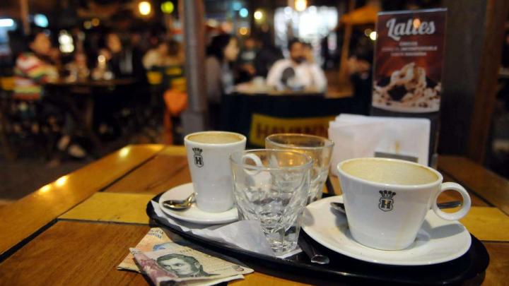 Quieren fijar por ley la propina de los mozos en la factura