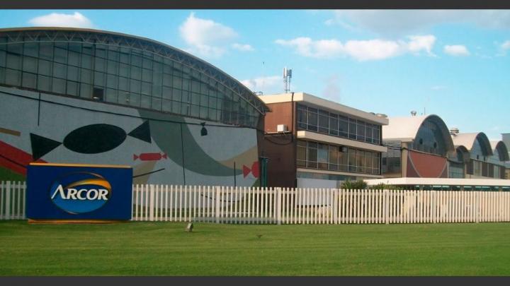 Arcor cierra una planta por un mes