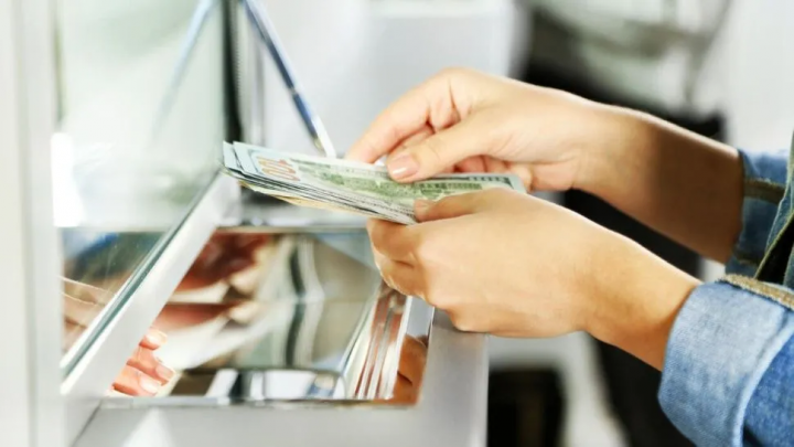 Bancarios lograron aumento de 19,5 % más un bono de $12.500