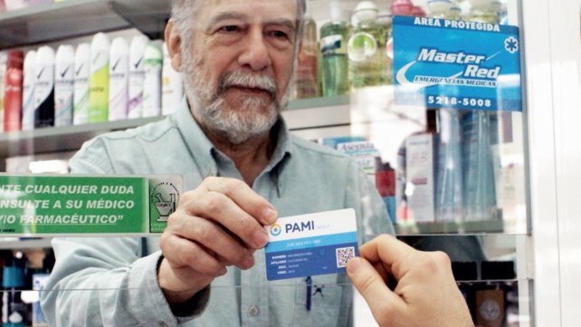 Comienzan a repartir la nueva credencial para los afiliados al Pami