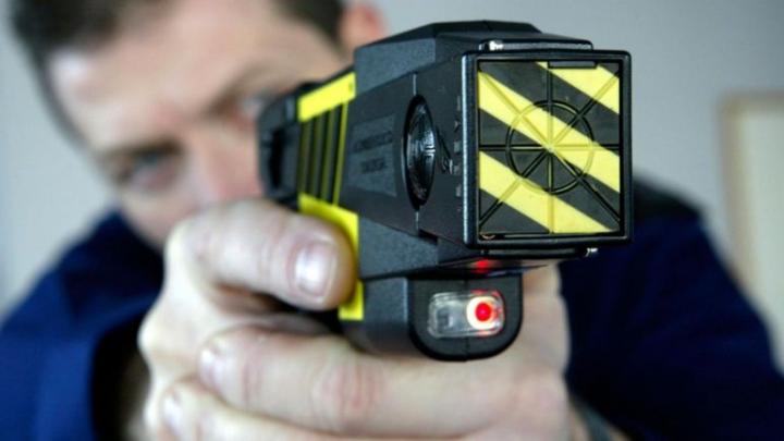 Habilitaron el uso de pistolas Taser para las fuerzas federales