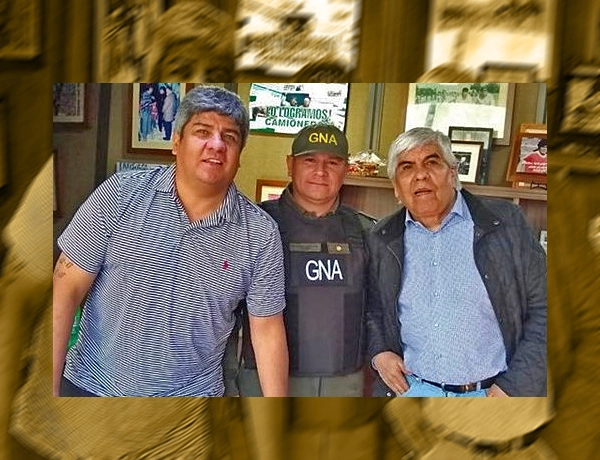 Echan a gendarme por posar con los Moyano