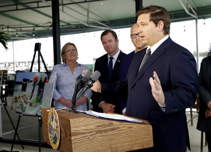 Gobernador de Florida firma ley que permite maestros armados