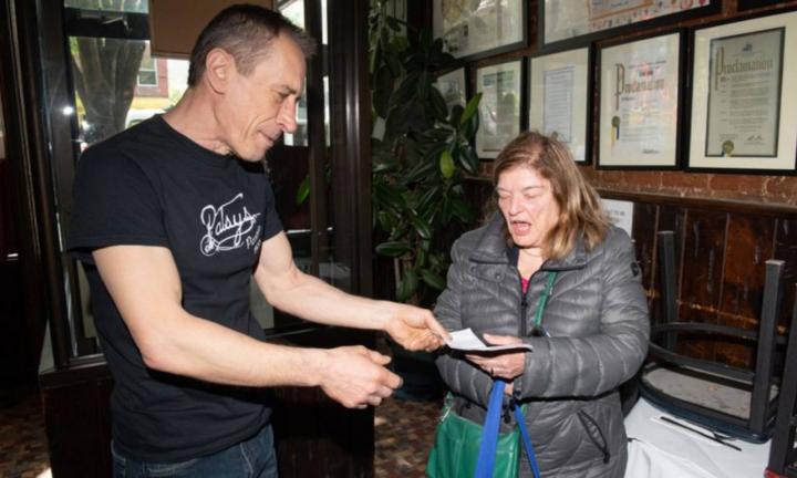 Un mozo devolvió un cheque de 424 mil dólares a una jubilada