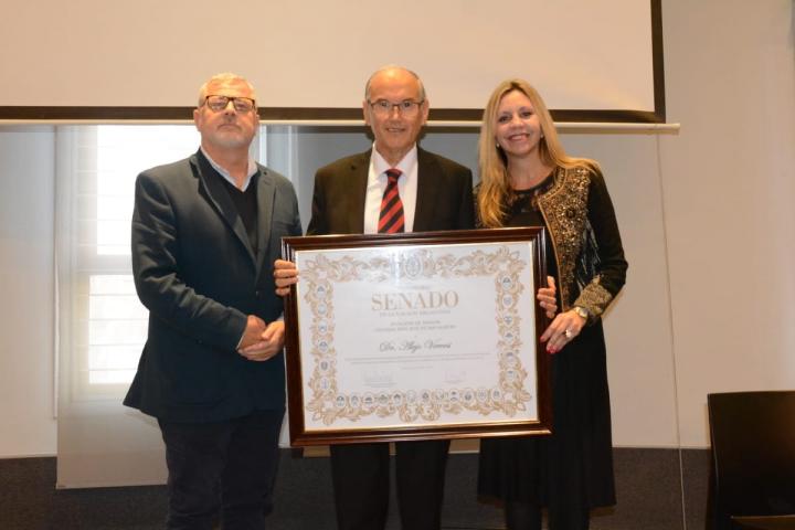 El Senado de la Nación distinguió a oftalmólogo rosarino