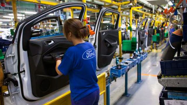 Ford suspendió a 500 operarios y paralizó la planta de Pacheco