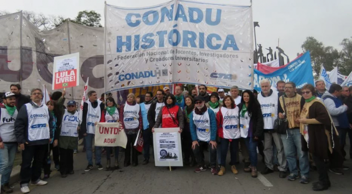 Los docentes universitarios aceptaron el 16 % de aumento