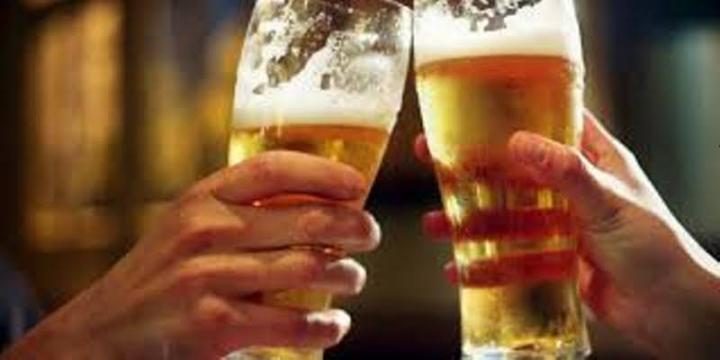 Beber cerveza después del trabajo alarga la vida y rejuvenece