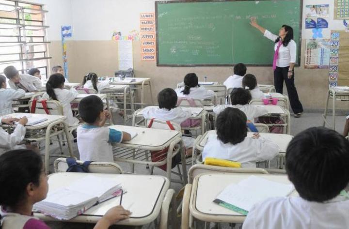 Un alumno agredió a su maestra a golpes y patadas