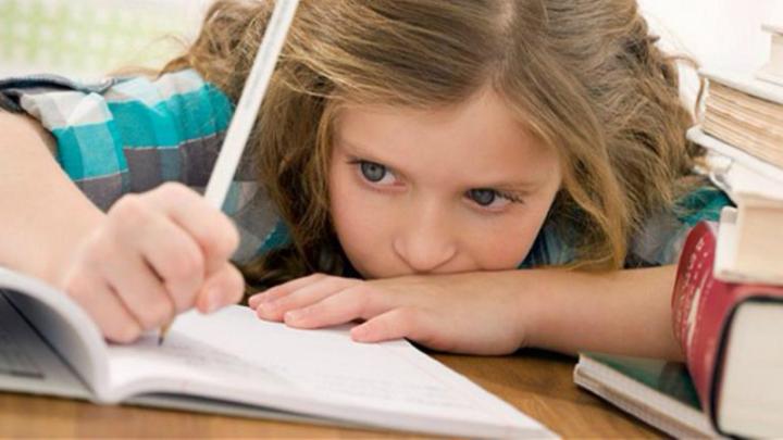 Tuvieron que escribir 50 veces “no debo gritar en clases” 