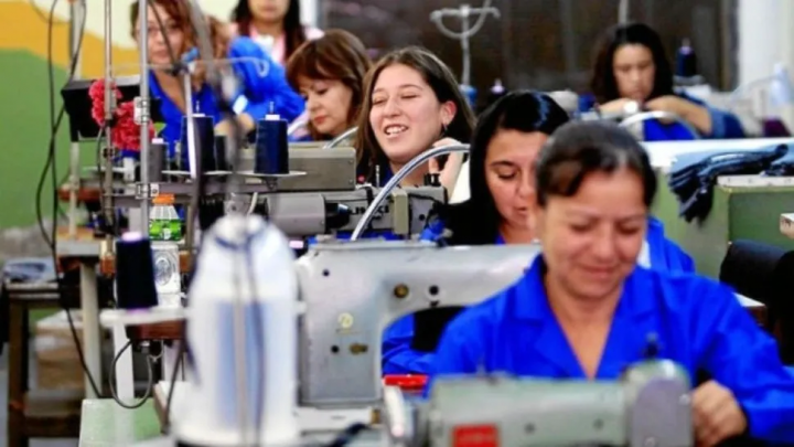 Las mujeres trabajan más que los hombres
