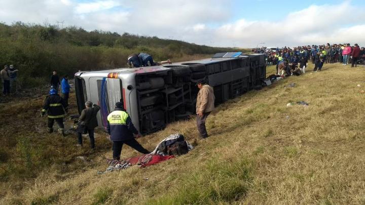 Al menos 15 muertos al volcar un colectivo con jubilados