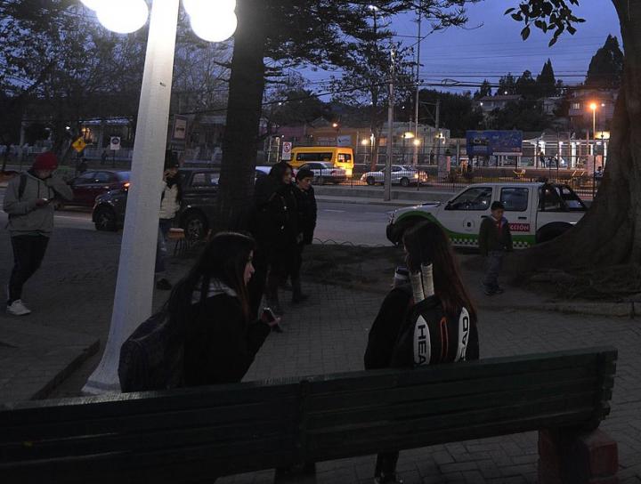 Alcaldes chilenos proponen el toque de queda para menores