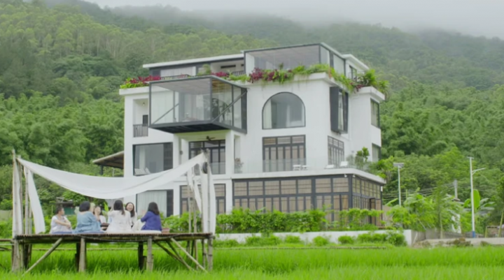 Siete amigas construyen una mansión para envejecer juntas