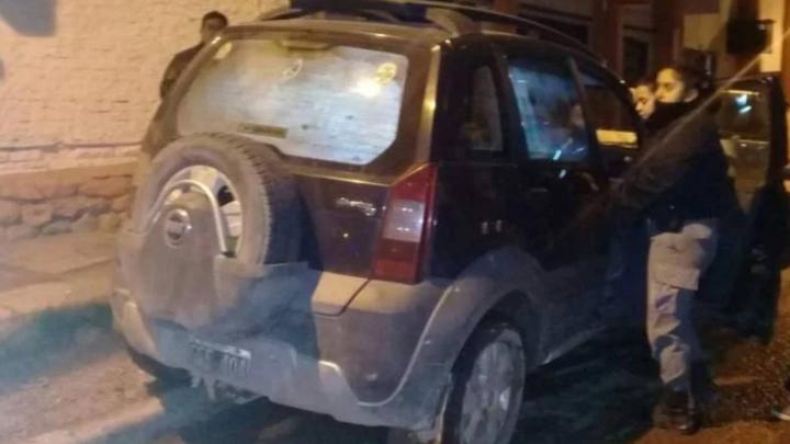 Dejaron a sus hijos encerrados en el auto y se fueron a bailar