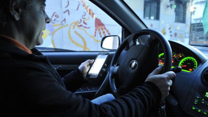 La mitad de los conductores usa el celular cuando maneja